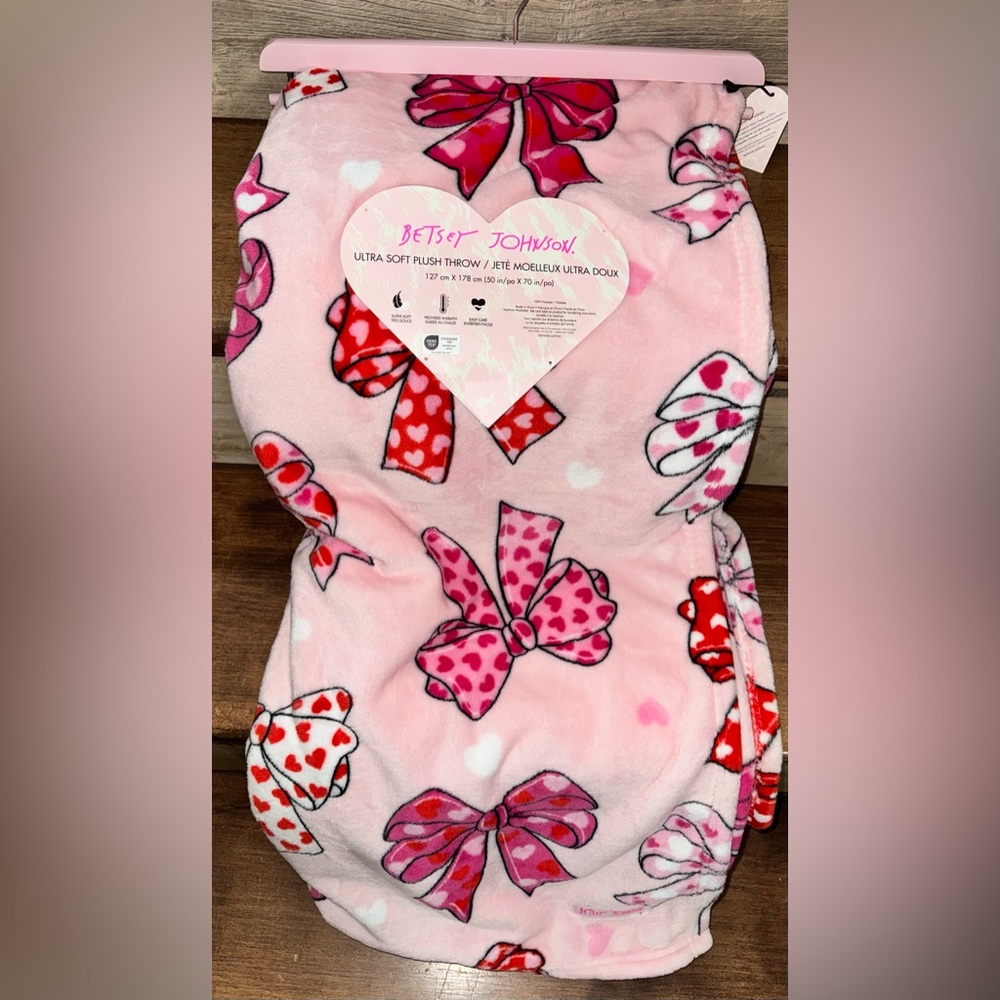 🥰 Betsey Johnson Ultra-Soft Plush Throw Blanket with Bows 🎀 & Hearts 💕 50”x70”
